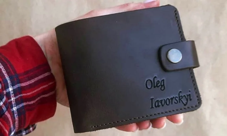 Кожаный кошелек с зажимом для денег и гравировкой на заказ - фото № 1