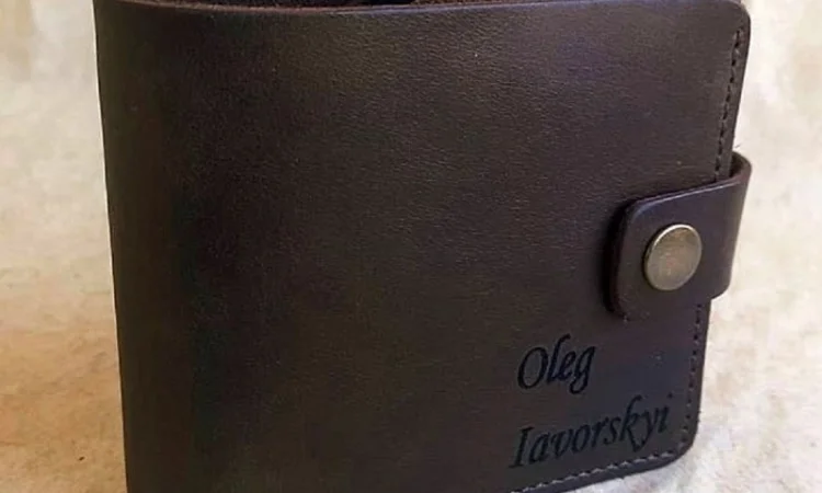 Кожаный кошелек с зажимом для денег и гравировкой на заказ - фото № 3