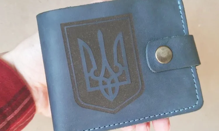 Кожаный кошелек с гравировкой, Русский военный корабль, иди нах#й - фото № 1