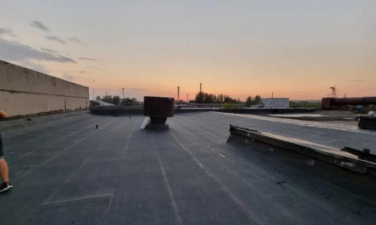 Капитальный ремонт крыши с использованием рулонных материалов - фото № 1