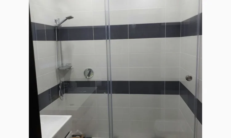 Раздвижные душевые двери и перегородки в ванной на заказ, изготовление и установка - фото № 1