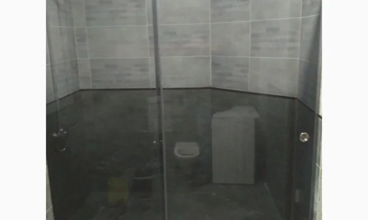 Раздвижные душевые двери и перегородки в ванной на заказ, изготовление и установка - фото № 6