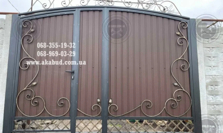 Розпашные ворота из профлиста и бетонный забор - фото № 1