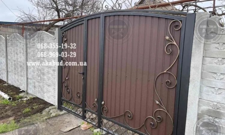 Розпашные ворота из профлиста и бетонный забор - фото № 3