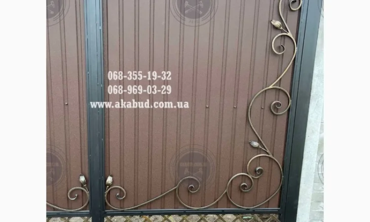 Розпашные ворота из профлиста и бетонный забор - фото № 4