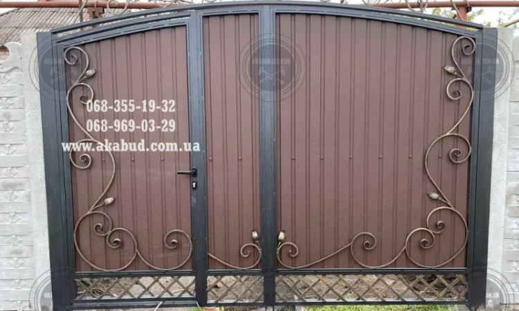 Распашные ворота из профлиста с бетонным забором - фото № 1