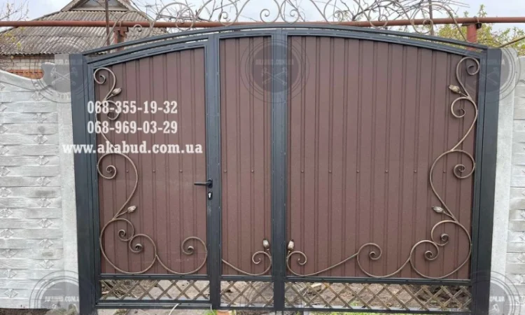 Распашные ворота из профлиста с бетонным забором - фото № 2