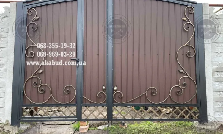 Распашные ворота из профлиста с бетонным забором - фото № 4