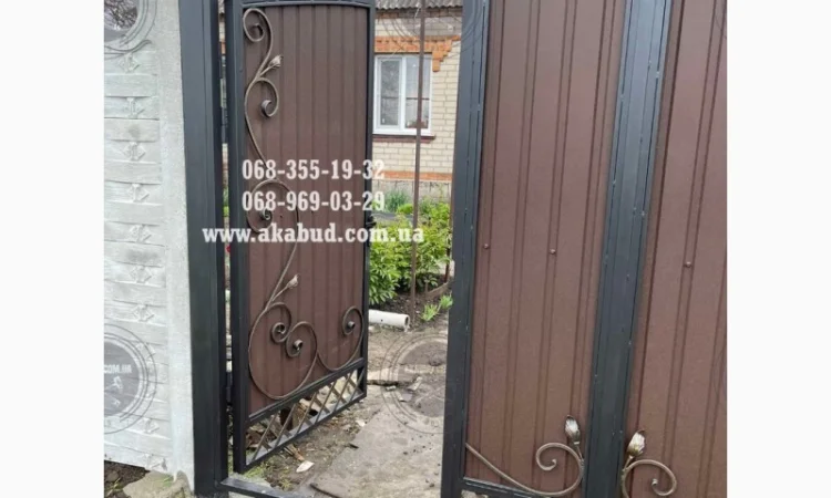 Распашные ворота из профлиста с бетонным забором - фото № 5