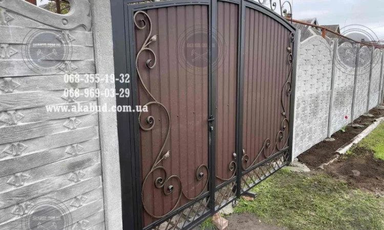 Распашные ворота из профлиста с бетонным забором - фото № 6