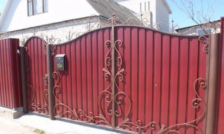 Распашные ворота на заказ в Днепре из профнастила - фото № 1