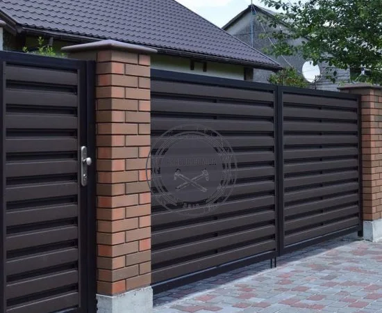 Металлические заборы и ворота-жалюзи для надежной защиты - фото № 1