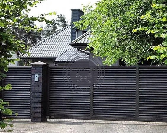 Металлические заборы и ворота-жалюзи для надежной защиты - фото № 2