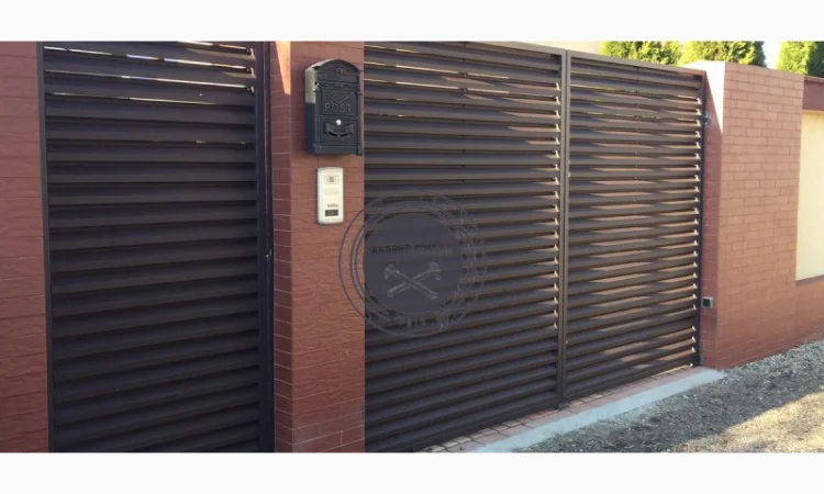 Металлические заборы и ворота-жалюзи для надежной защиты - фото № 7