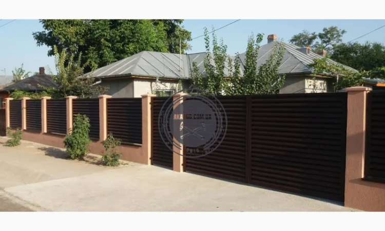 Металлические заборы и ворота-жалюзи для надежной защиты - фото № 5