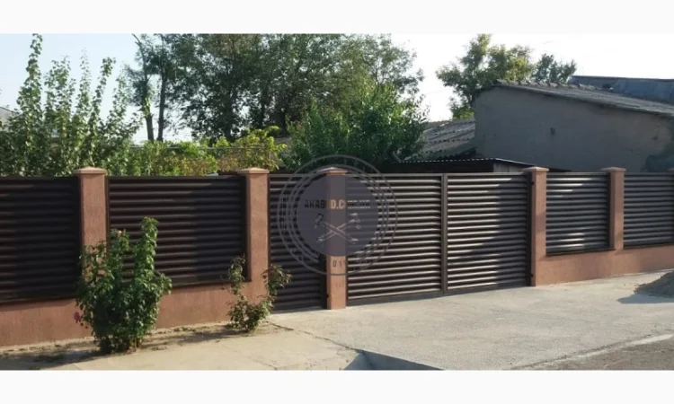 Металлические заборы и ворота-жалюзи для надежной защиты - фото № 4