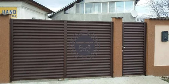 Металлические заборы и ворота-жалюзи для надежной защиты - фото № 16