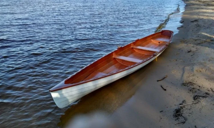 Деревянная гребная лодка для активного отдыха и академической гребли - фото № 1