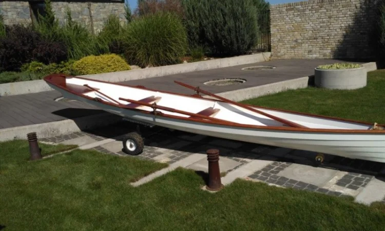 Деревянная гребная лодка для активного отдыха и академической гребли - фото № 9