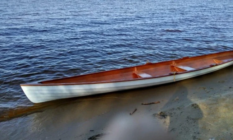 Деревянная гребная лодка для активного отдыха и академической гребли - фото № 14