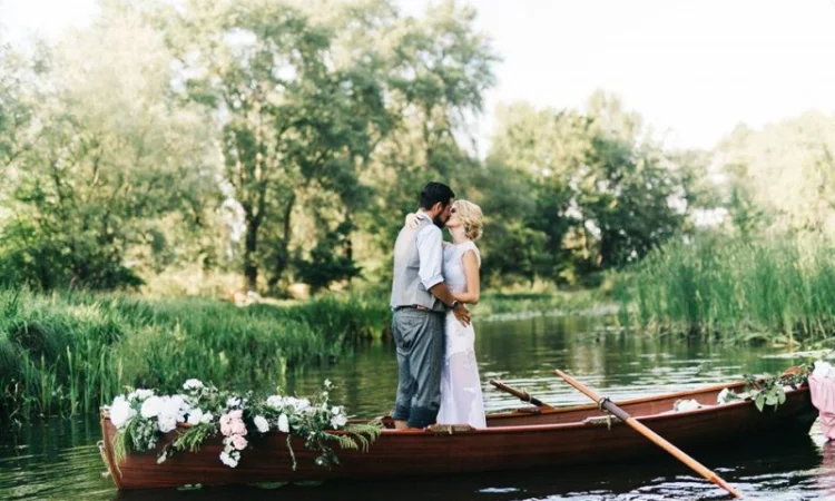 Оренда вінтажного дерев'яного човна для романтичних прогулянок - фото № 2