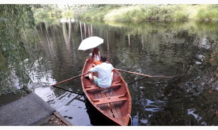 Оренда вінтажного дерев'яного човна для романтичних прогулянок - фото № 3