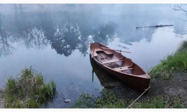 Оренда вінтажного дерев'яного човна для романтичних прогулянок - фото № 5