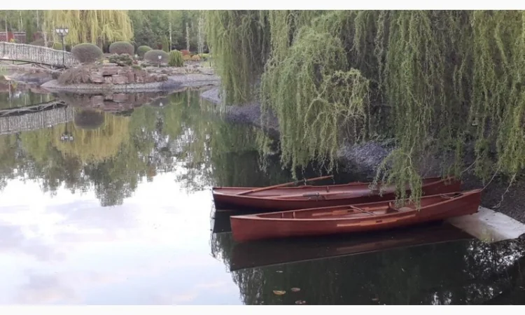 Оренда вінтажного дерев'яного човна для романтичних прогулянок - фото № 7