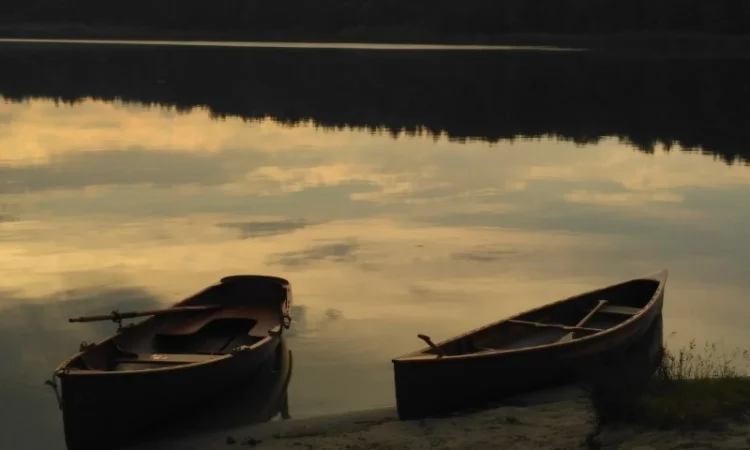 Оренда вінтажного дерев'яного човна для романтичних прогулянок - фото № 8