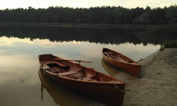 Оренда вінтажного дерев'яного човна для романтичних прогулянок - фото № 9