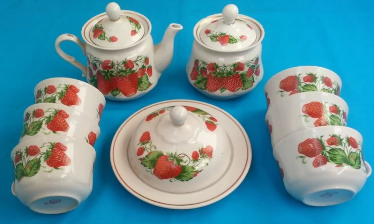 Фаянсовый чайный набор «Клубничка» на 6 персон в продаже - фото № 1