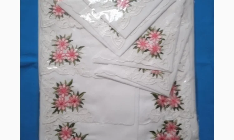 Белая скатерть с вышивкой и салфетками - фото № 1