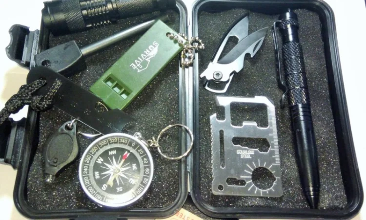 Комплект для выживания и туризма: огниво, мультитул и другие предметы - фото № 1