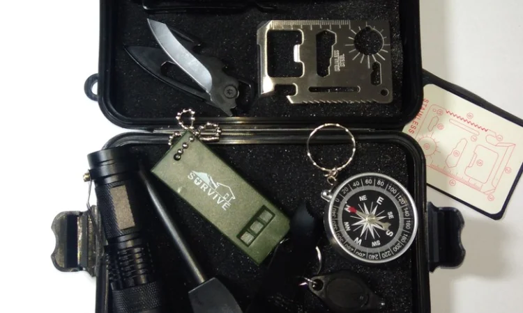 Комплект для выживания и туризма: огниво, мультитул и другие предметы - фото № 2