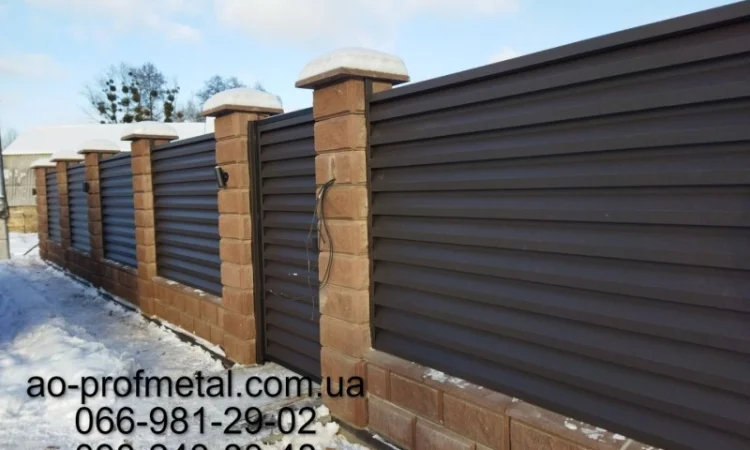 Профнастил для забора - жалюзи-ламели темно-коричневого цвета - фото № 1