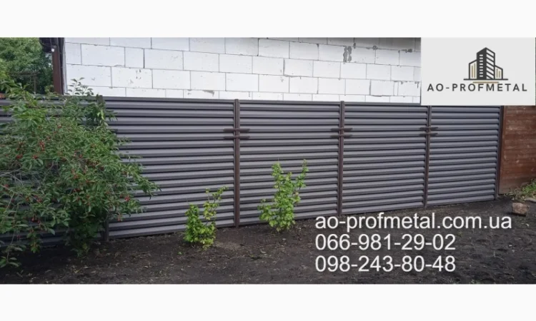 Монтаж металевого забору-жалюзі - фото № 3