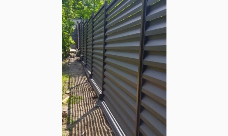 Забор жалюзи 8019 матовые темно-коричневого цвета двусторонние - фото № 3