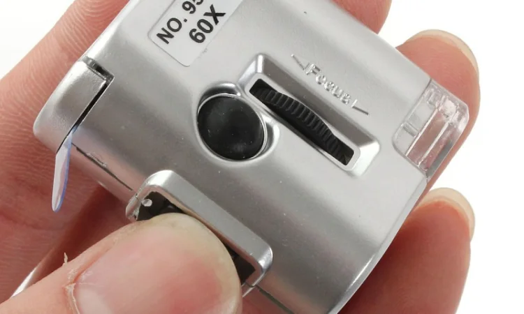 Карманный микроскоп MG 9592 60X с LED и ультрафиолетовой подсветкой - фото № 3