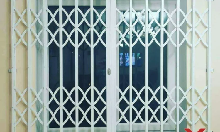 Раздвижные решётки Prof на окно с ажурным рисунком - фото № 1