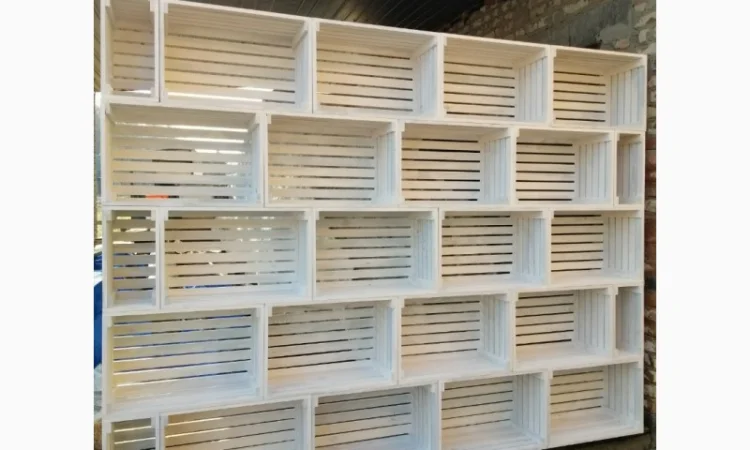 Декоративна стінка з дерев'яних ящиків - фото № 1