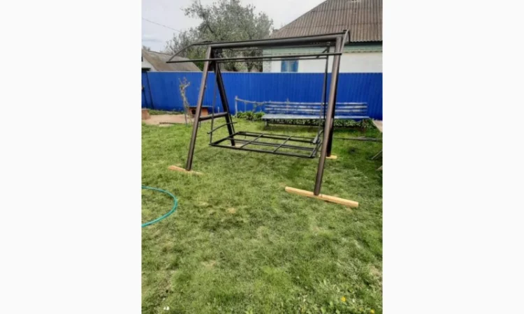 Садовая качеля с роскладной спинкой и поворотной крышой - фото № 2