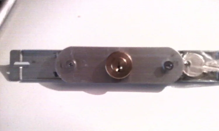 Замки в ролеты, ролетные замки Киев, замена замков в ролетах, ремонт ролет - фото № 1