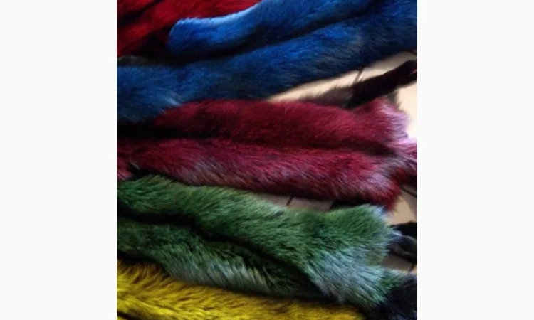 Крашеные шкуры чернобурки в продаже - фото № 2