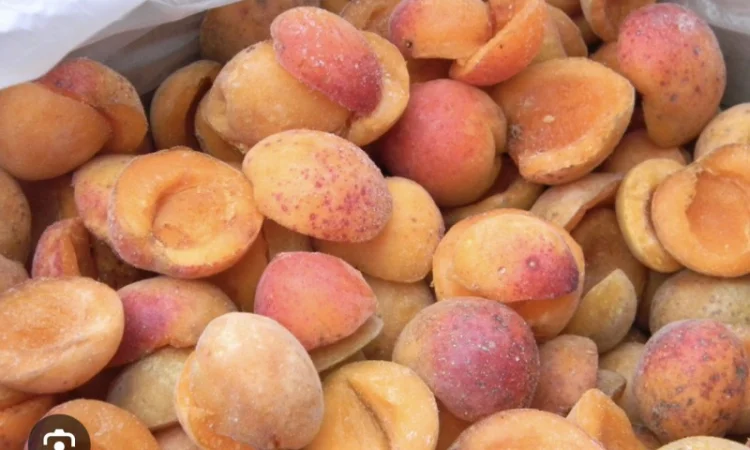 Куплю замороженные абрикосы половинками и целиком с косточкой - фото № 1