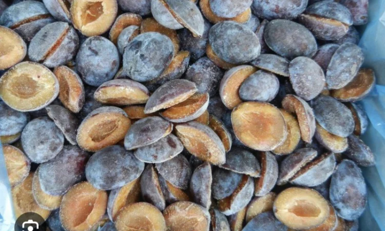 Куплю сливу заморожену половинки/цілу з кісткою - фото № 1