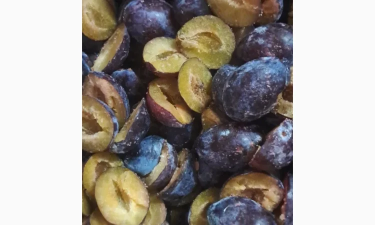 Пропонується заморожена слива половинками без кісточок - фото № 1