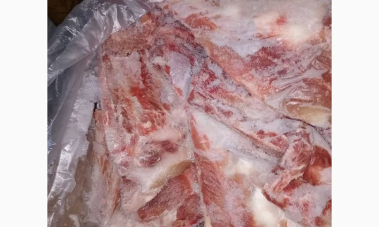 Ребра зі свинячої лопатки в картонній упаковці - фото № 1