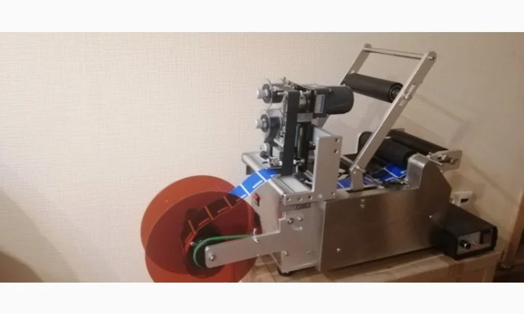 Полуавтоматический этикетировщик круглой тары банки, бутылки. С печатью даты на этикетки - фото № 1