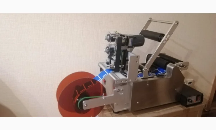 Полуавтоматический этикетировщик круглой тары банки, бутылки. С печатью даты на этикетки - фото № 2