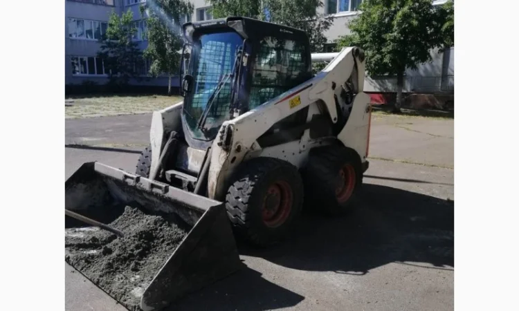 Мини-погрузчик BOBCAT S650(как S250), кабина, с ковшом и фрезой 50 см! В наличии - фото № 1